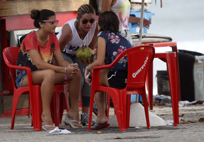 Flávia Alessandra atende fãs em intervalo de corrida no Rio