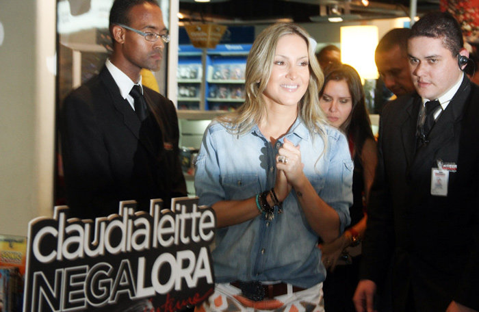 Claudia Leitte faz tarde de autógrafos para lançar DVD