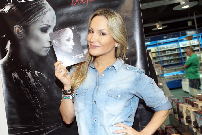 Claudia Leitte faz tarde de autógrafos para lançar DVD