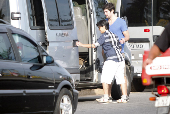 Thammy Miranda passeia com amigos no Rio