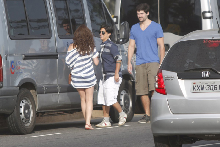 Thammy Miranda passeia com amigos no Rio