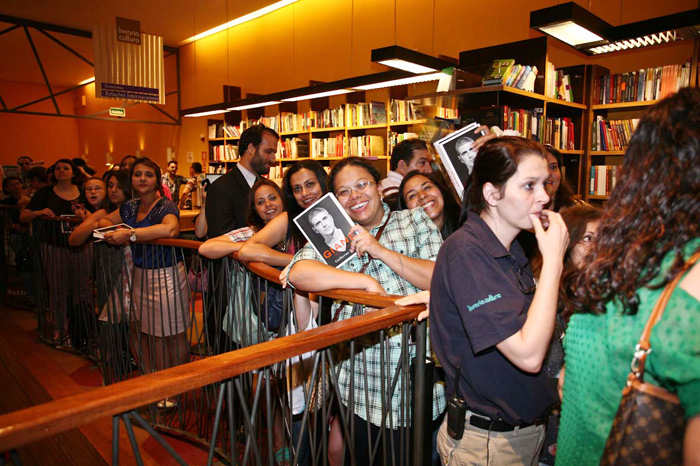 Fila para pegar autógrafo no lançamento da biografia de Reynaldo Gianecchini 