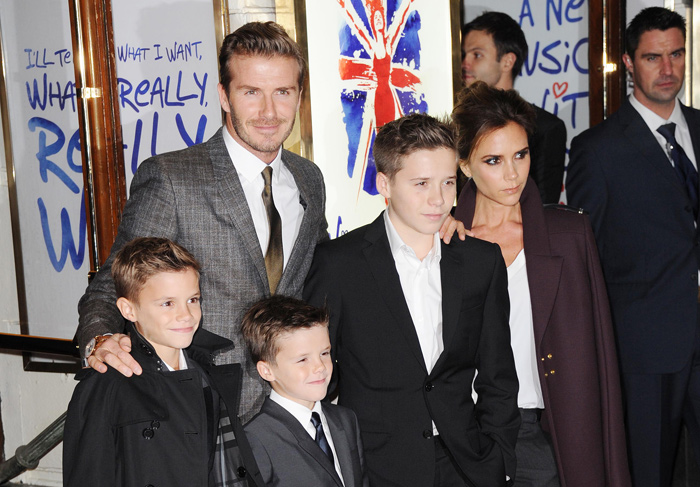 Victoria Beckham se atrasa em estreia de musical das Spice Girls