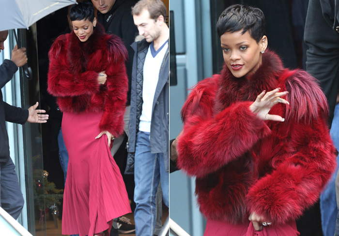 Rihanna se veste toda de vermelho para ir a estúdio, em Paris