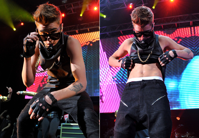 Justin Bieber mostra a barriga para as fãs, durante apresentação no Jingle Ball da Hot 99.5 FM