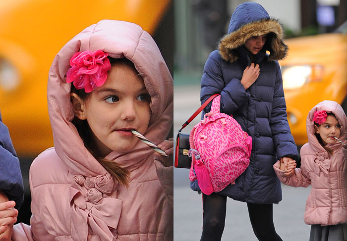  Suri Cruise vai para a escola com flor no cabelo e pirulito na boca