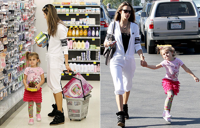 Alessandra Ambrósio faz compras com a filha Anja Louise