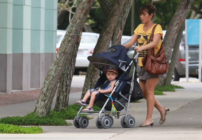 Daniele Suzuki brinca com o filho em playground