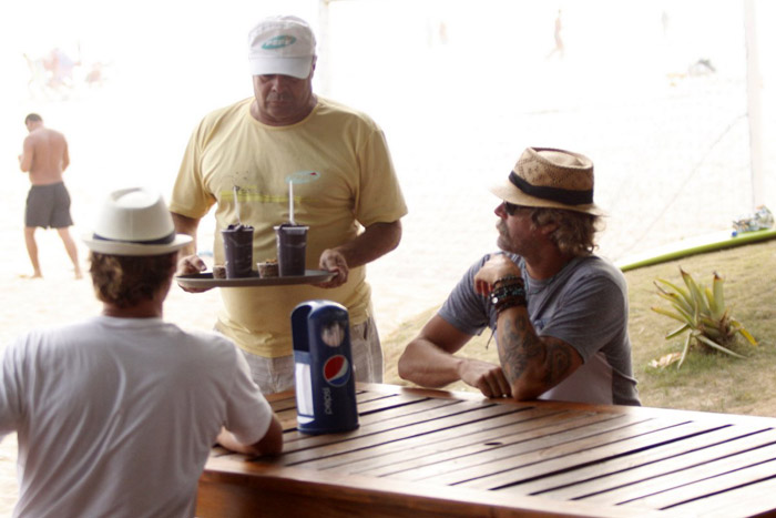 Donavon Frankenreiter relaxa na Barra da Tijuca