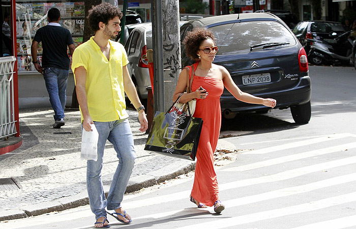 Aparecida Petrowky desfila com vestido longo no calor do Rio de Janeiro