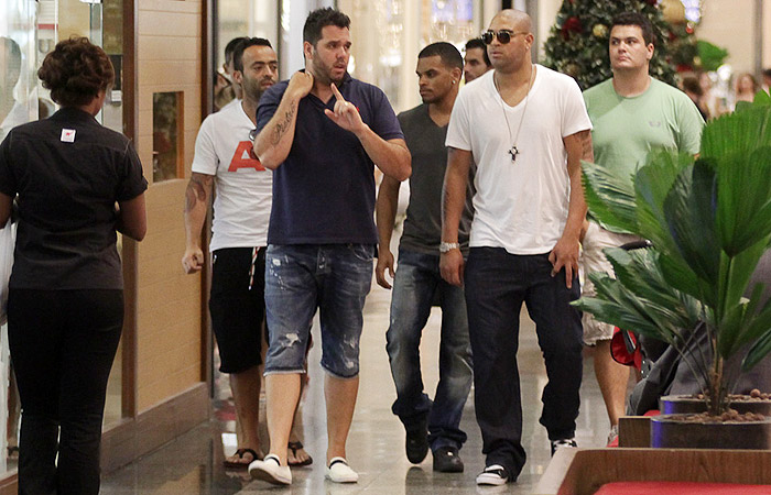 Jogador Adriano passeia em shopping no Rio de Janeiro