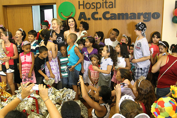 Mayana Neiva e Marisol Ribeiro participam de festa de Natal solidária