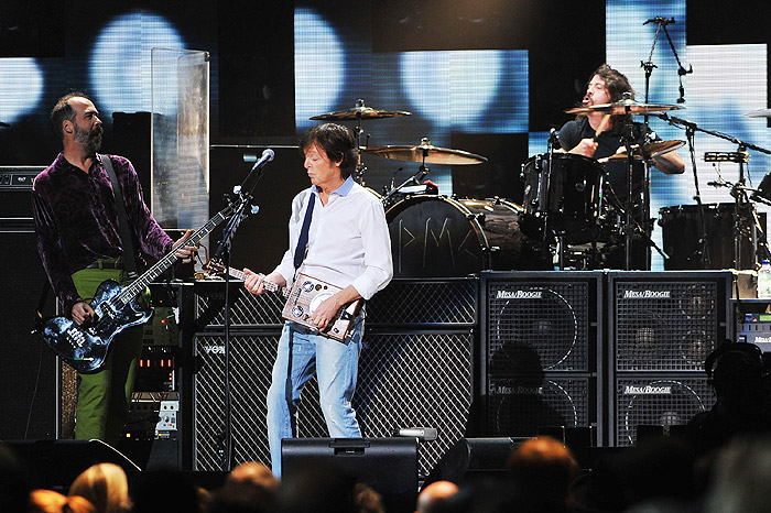 Paul McCartney tocou com o Nirvana em concerto beneficente no Madison Square Garden