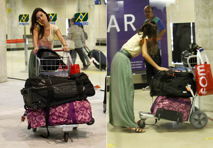 Thaila Ayala fala ao telefone e carrega as malas sozinha no aeroporto