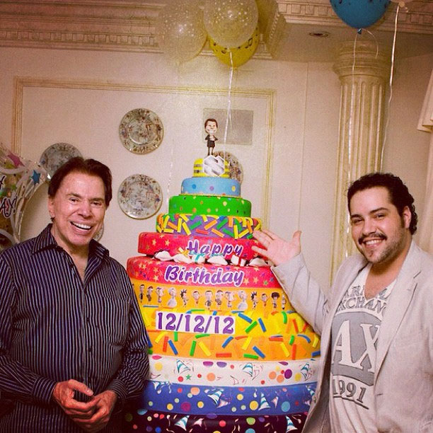 Tiago Abravanel comemora aniversário do avô Silvio Santos com bolo de 12 andares