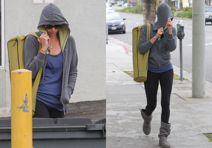  Charlize Theron se esconde com capuz ao chegar a aula de ioga