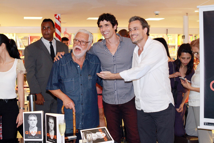 Reynaldo Gianecchini posa com Manoel Carlos e o autor de sua biografia, Guilherme Fiuza