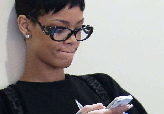 Rihanna exibe look comportado ao desembarcar no aeroporto de Los Angeles O Fuxico