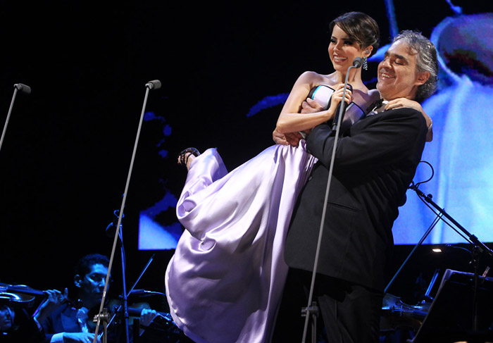 Sandy brilha no show de Andrea Bocelli em São Paulo. Veja as fotos!
