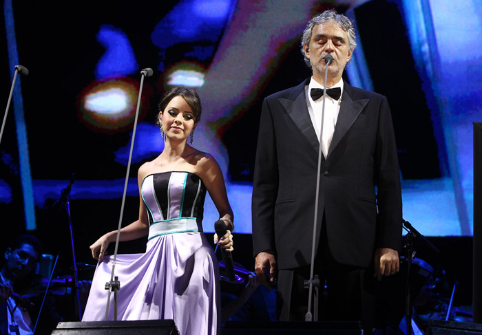 Sandy brilha no show de Andrea Bocelli em São Paulo