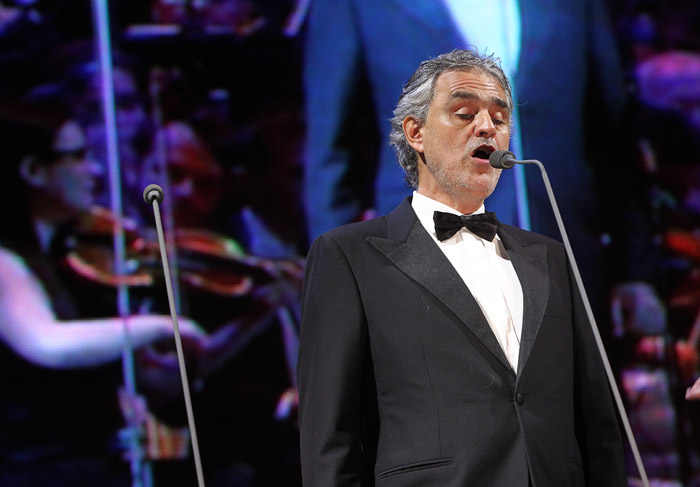 Sandy brilha no show de Andrea Bocelli em São Paulo