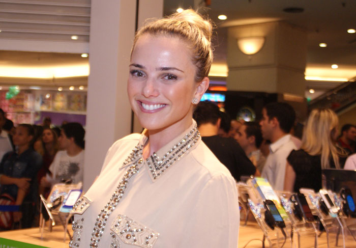 Nathalia Rodrigues garante seu iPhone 5 em evento