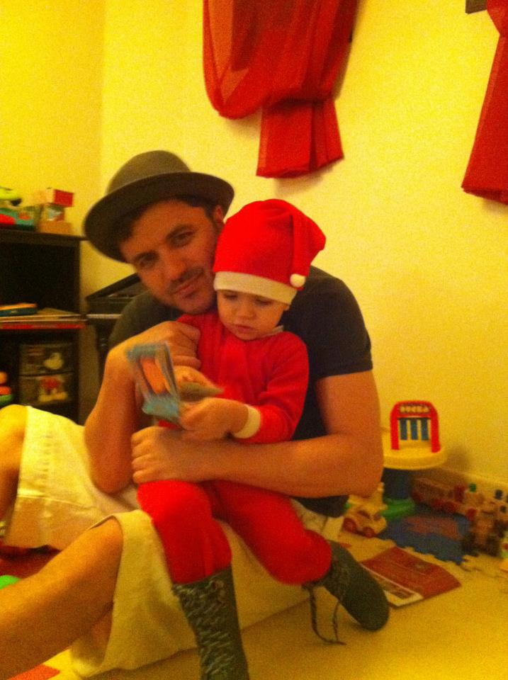 Ao lado do filho, Maurício Manieri faz seu pedido ao Papai Noel