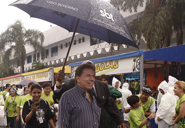 Silvio Santos: "Vocês passam mais tempo aqui do que com suas famílias"