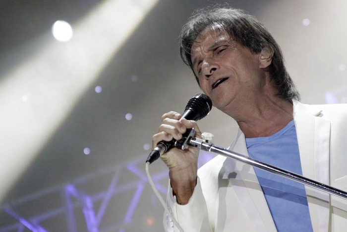 Roberto Carlos encerra turnê com show no Maracanãnzinho