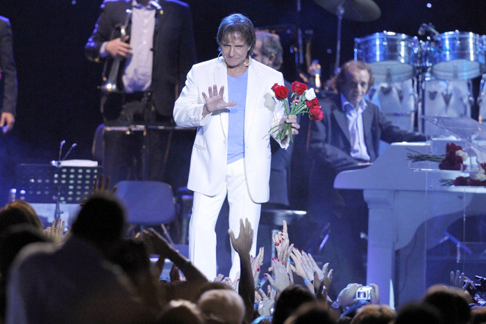 Roberto Carlos encerra turnê com show no Maracanãnzinho