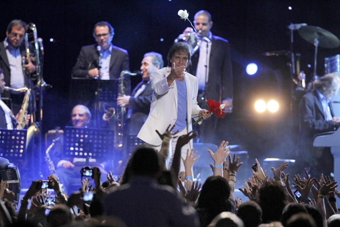Roberto Carlos encerra turnê com show no Maracanãnzinho