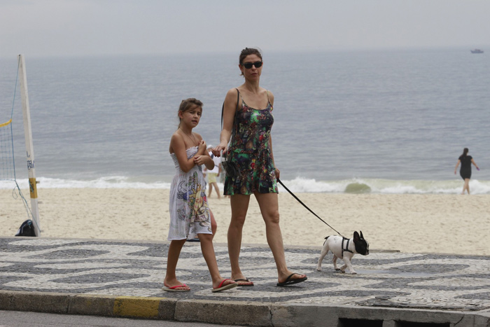 Maria Paula passeia com a filha e um cachorrinho pelo Leblon