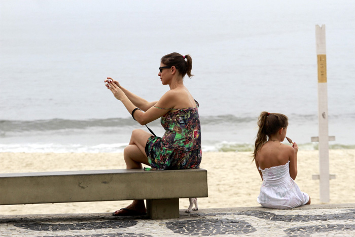 Maria Paula passeia com a filha e um cachorrinho pelo Leblon