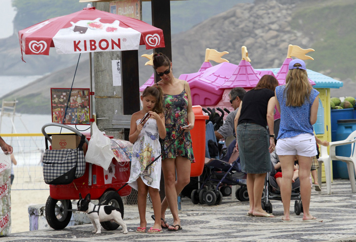 Maria Paula passeia com a filha e um cachorrinho pelo Leblon