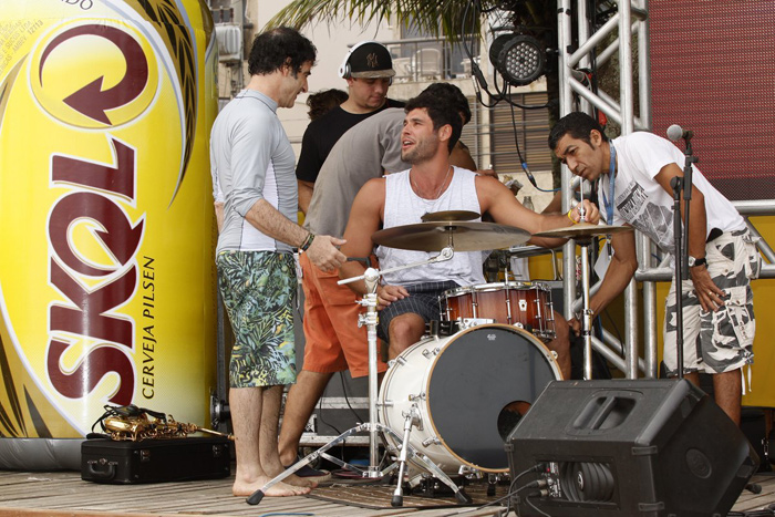 Dudu Azevedo toca bateria em show de Donavon Frankenreiter no Rio