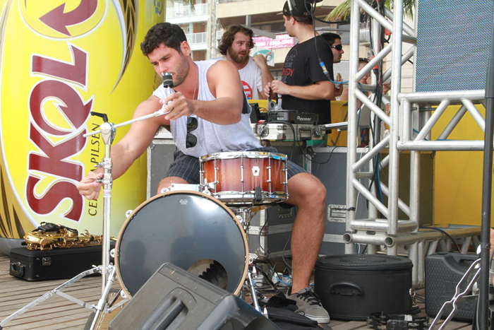 Dudu Azevedo toca bateria em show de Donavon Frankenreiter no Rio