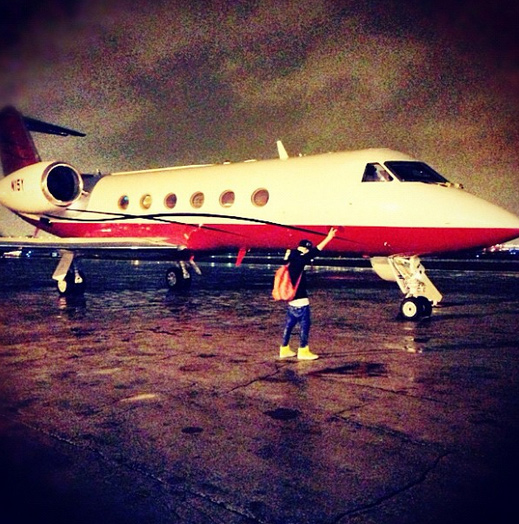Justin Bieber faz pose em frente a avião particular