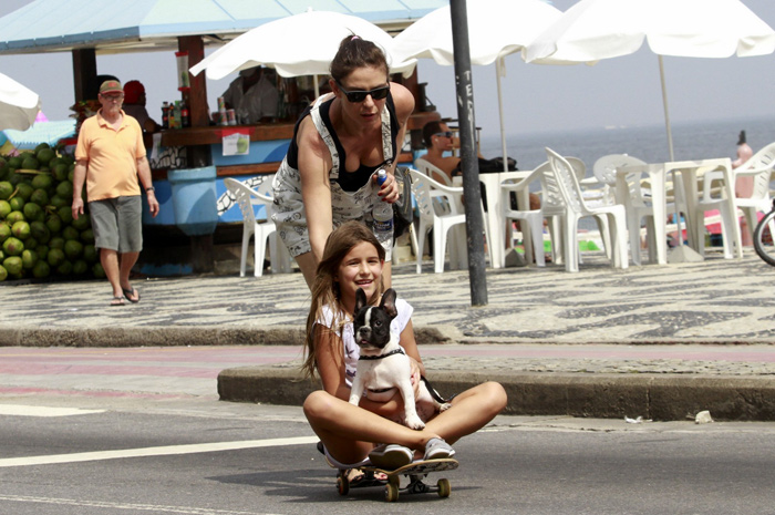 Maria Paula brinca com a filha em dia de passeio no Rio