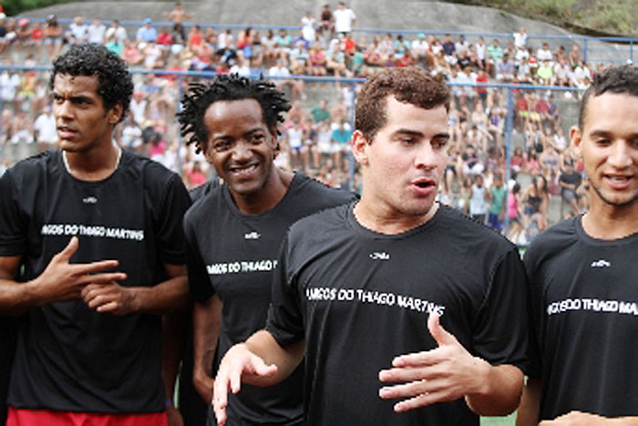 Thiago Martins, Roberta Rodrigues e o jogador Rafael Donato foram padrinhos de evento beneficente no morro do Vidigal, Rio de Janeiro.