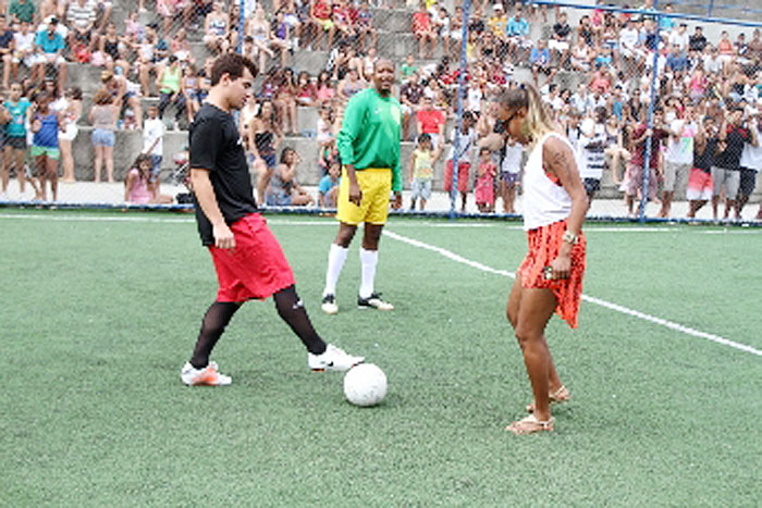 Thiago Martins e Roberta Rodrigues foram padrinhos de evento no morro do Vidigal