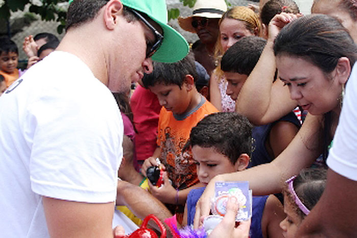 Thiago Martins e Roberta Rodrigues foram padrinhos de evento no morro do Vidigal