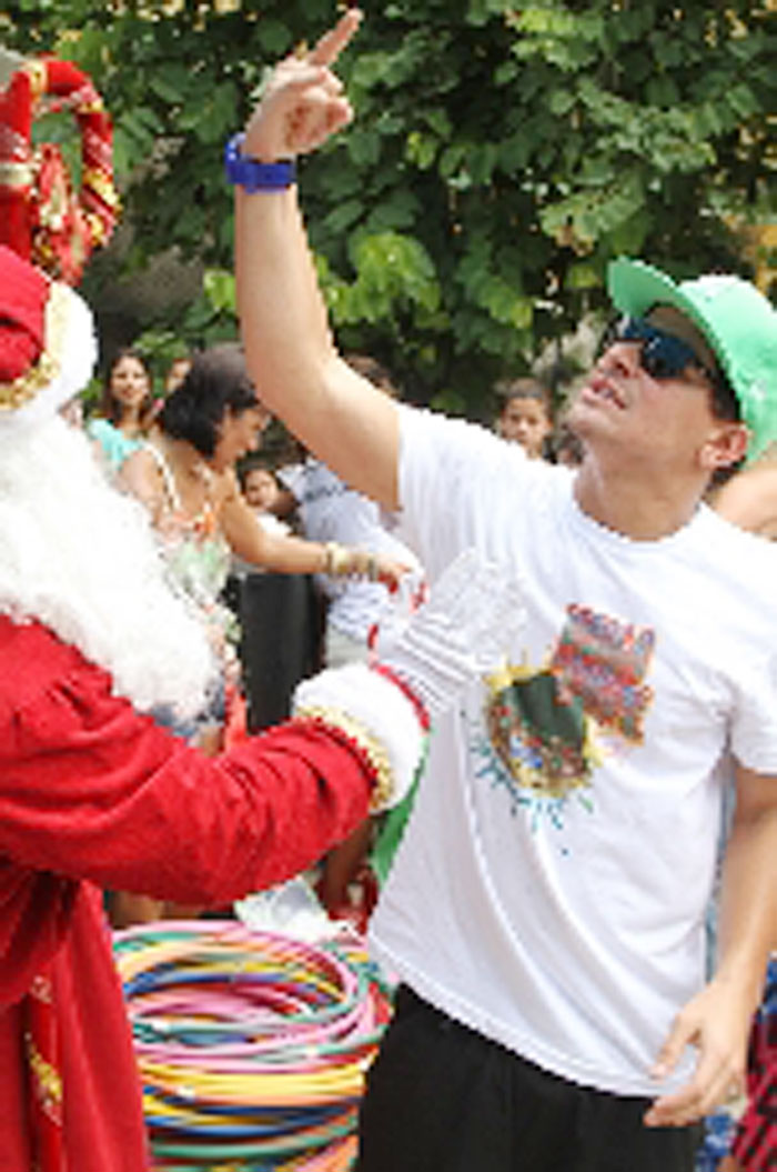 Thiago Martins e Roberta Rodrigues foram padrinhos de evento no morro do Vidigal