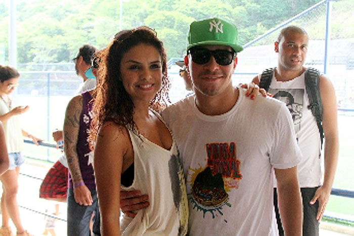 Thiago Martins e Roberta Rodrigues foram padrinhos de evento no morro do Vidigal