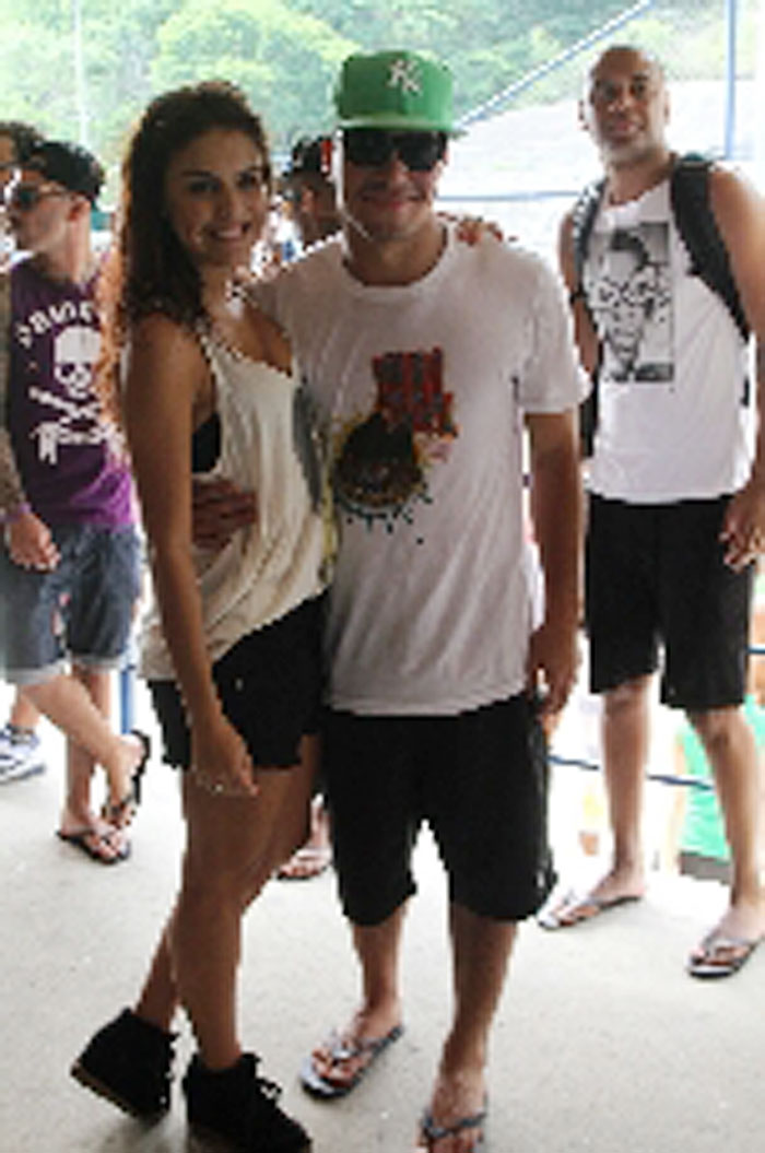 Thiago Martins e Roberta Rodrigues foram padrinhos de evento no morro do Vidigal