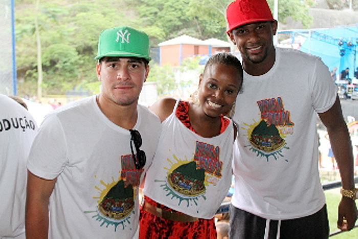 Thiago Martins e Roberta Rodrigues foram padrinhos de evento no morro do Vidigal