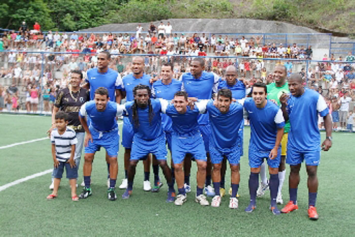 Thiago Martins e Roberta Rodrigues foram padrinhos de evento no morro do Vidigal