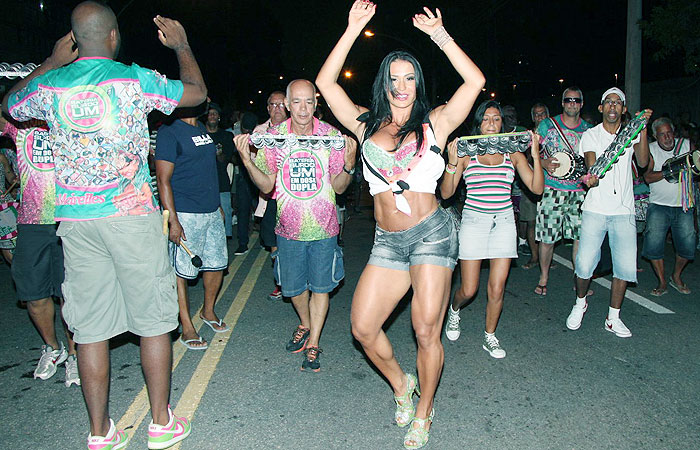 Gracyanne Barbosa cai no samba durante ensaio de rua
