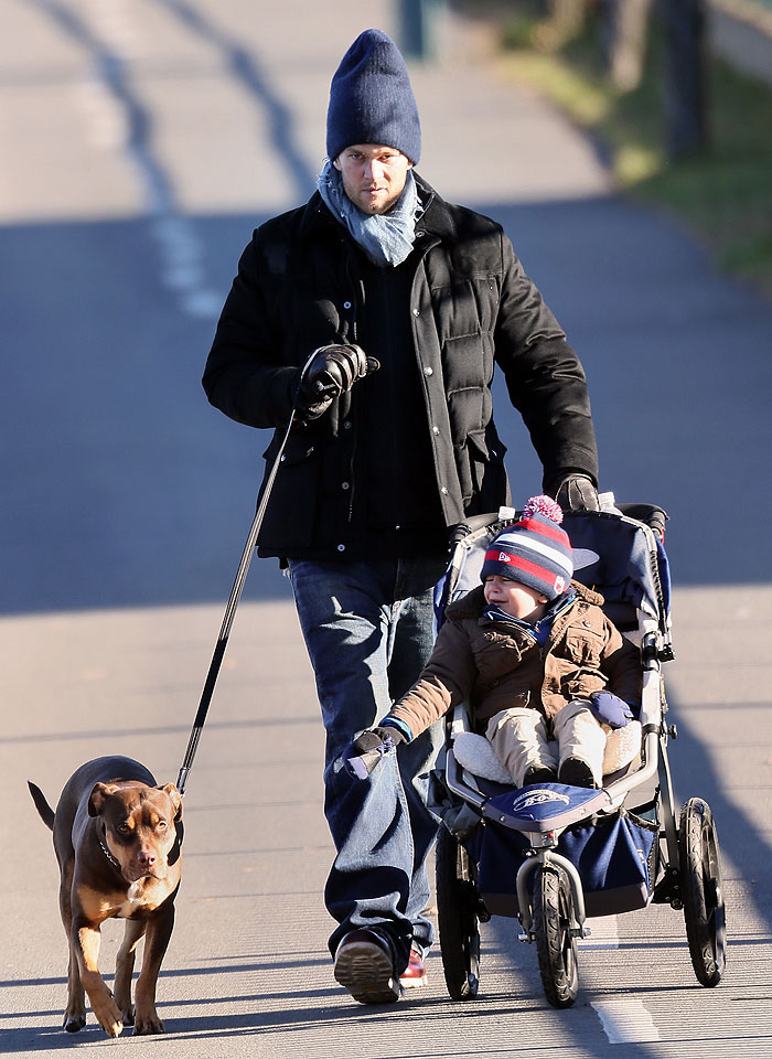 Tom Brady leva o filho Benjamin e a pet Lua para passear