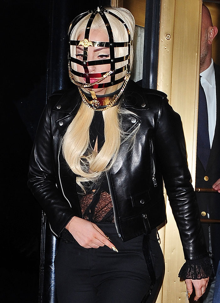 Lady Gaga sai de máscara em formato de gaiola, em Nova York
