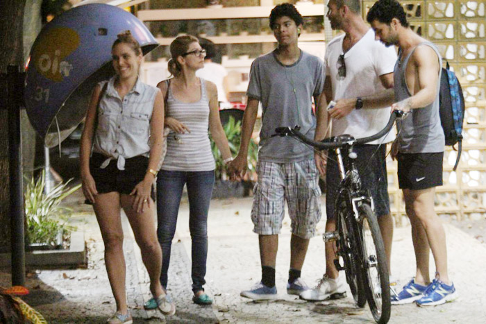 Antonia Fontenelle passeia com o filho no Rio de Janeiro